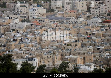 Hebron, Palästinensische Gebiete. Februar 2026. Eine allgemeine Ansicht zeigt die Altstadt von Hebron im besetzten Westjordanland am 9. Februar 2026. Das israelische Kabinett genehmigte einen Beschluss, bestimmte Verwaltungsbefugnisse der Gemeinde Hebron und der palästinensischen Autonomiebehörde in Teilen der Stadt zu entziehen. Im Rahmen der Maßnahme würden die israelischen Behörden die Verantwortung für Genehmigungen, Baugenehmigungen und Aspekte der kommunalen Verwaltung in ausgewiesenen Gebieten übernehmen. (Foto: Mosab Shawer/Middle East Images/StringersHub/SIPA USA) Credit: SIPA USA/Alamy Live News Stockfoto