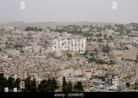 Hebron, Palästinensische Gebiete. Februar 2026. Eine allgemeine Ansicht zeigt die Altstadt von Hebron im besetzten Westjordanland am 9. Februar 2026. Das israelische Kabinett genehmigte einen Beschluss, bestimmte Verwaltungsbefugnisse der Gemeinde Hebron und der palästinensischen Autonomiebehörde in Teilen der Stadt zu entziehen. Im Rahmen der Maßnahme würden die israelischen Behörden die Verantwortung für Genehmigungen, Baugenehmigungen und Aspekte der kommunalen Verwaltung in ausgewiesenen Gebieten übernehmen. (Foto: Mosab Shawer/Middle East Images/StringersHub/SIPA USA) Credit: SIPA USA/Alamy Live News Stockfoto