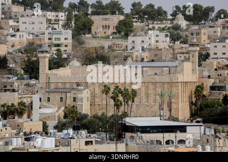 Hebron, Palästinensische Gebiete. Februar 2026. Eine allgemeine Ansicht zeigt die Altstadt von Hebron im besetzten Westjordanland am 9. Februar 2026. Das israelische Kabinett genehmigte einen Beschluss, bestimmte Verwaltungsbefugnisse der Gemeinde Hebron und der palästinensischen Autonomiebehörde in Teilen der Stadt zu entziehen. Im Rahmen der Maßnahme würden die israelischen Behörden die Verantwortung für Genehmigungen, Baugenehmigungen und Aspekte der kommunalen Verwaltung in ausgewiesenen Gebieten übernehmen. (Foto: Mosab Shawer/Middle East Images/StringersHub/SIPA USA) Credit: SIPA USA/Alamy Live News Stockfoto