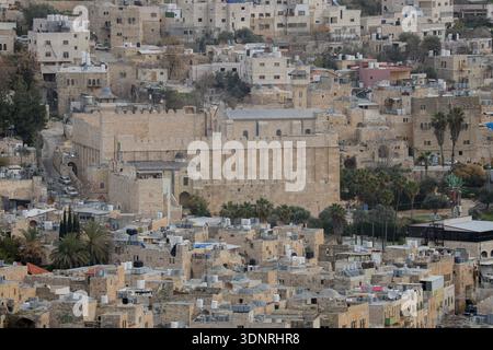 Hebron, Palästinensische Gebiete. Februar 2026. Eine allgemeine Ansicht zeigt die Altstadt von Hebron im besetzten Westjordanland am 9. Februar 2026. Das israelische Kabinett genehmigte einen Beschluss, bestimmte Verwaltungsbefugnisse der Gemeinde Hebron und der palästinensischen Autonomiebehörde in Teilen der Stadt zu entziehen. Im Rahmen der Maßnahme würden die israelischen Behörden die Verantwortung für Genehmigungen, Baugenehmigungen und Aspekte der kommunalen Verwaltung in ausgewiesenen Gebieten übernehmen. (Foto: Mosab Shawer/Middle East Images/StringersHub/SIPA USA) Credit: SIPA USA/Alamy Live News Stockfoto