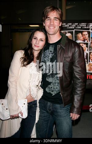 Hollywood, USA. Februar 2026. James Van der Beek, 48 Jahre alt, starb am 11. Februar 2026 in Austin, Texas. Seine Todesursache war Darmkrebs im Stadium 3. April 2006 Hollywood, CA. James Van der Beek & Heather McComb „Standing still“ Los Angeles Premiere in den ArcLight Cinemas © Lisa OConnor/AFF-USA.com Credit: AFF/Alamy Live News Stockfoto