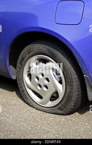 Platter Reifen auf dem Rad eines Autos nach einer Reifenpanne Stockfoto