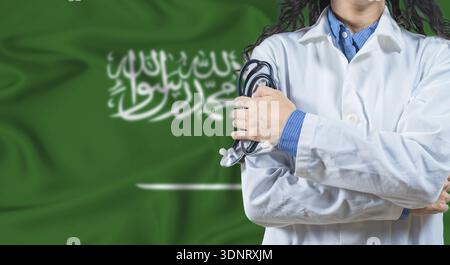 Gesundheitsfachkraft mit Saudi-Arabien Flagge Hintergrund. Professioneller Arzt, der Stethoskop auf Saudi-Arabien-Flaggenhintergrund hält Stockfoto