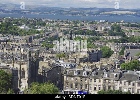 Ein Panorama von Gebäuden und Wasser in einer riesigen Stadtlandschaft, Blick von Castle Hill, Edinburgh, Schottland, Großbritannien Stockfoto