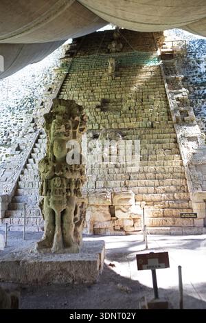 Steinskulptur und Hieroglyphentreppe an der archäologischen Stätte Copan, Maya Ruined City im Regenwald oder Dschungel, Copan Department, Honduras Stockfoto