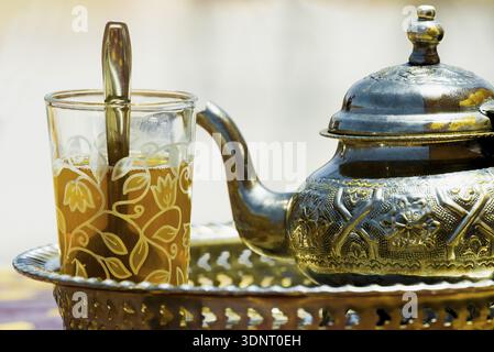 Silberne Teekanne und Teeglas mit Pfefferminztee, Marokko Stockfoto