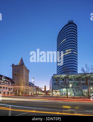 Johannistor und JenTower mit Lichtspuren von Autos in der Abenddämmerung, Hochhaus, Glasfassade, Jena, Thüringen, Deutschland Stockfoto