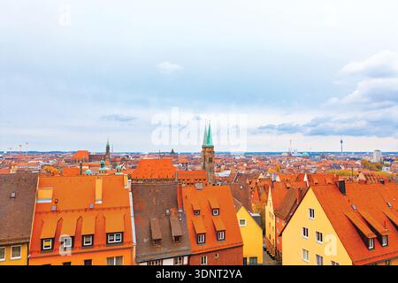 Ziegeldächer und mittelalterliche Architektur der Nürnberger Altstadt in Deutschland. Die beiden grünen Türme der historischen St. Sebaldus Kirche dominieren das Zentrum Stockfoto