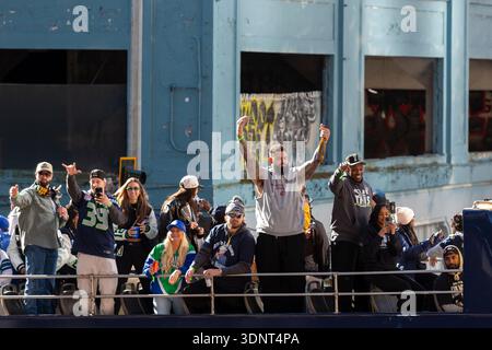 Seattle, Washington, USA. 11. Februar 2026. Fans jubeln NFL-Spieler an, darunter Abraham Lucas (Mitte rechts) während der Seahawks World Champions Parade in der Innenstadt von Seattle am Mittwoch, den 11. Februar 2026. Mindestens 750.000 Personen werden am Sonntag beim Sieg des Teams über die New England Patriots im Super Bowl LX teilnehmen. Quelle: Paul Christian Gordon/Alamy Live News Stockfoto