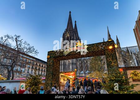 Weihnachtsmarkt im Kölner Dom in der Abenddämmerung, Köln, Nordrhein-Westfalen, Deutschland Stockfoto