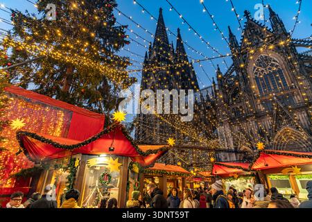 Weihnachtsmarkt im Kölner Dom in der Abenddämmerung, Köln, Nordrhein-Westfalen, Deutschland Stockfoto