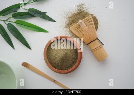 Zubereitung von Grüntee-Pulver mit einem Bambusquirl Stockfoto