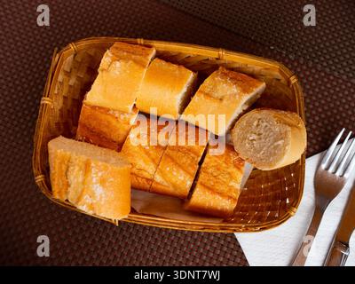 Frisch gebackenes Brot in Scheiben geschnitten in einem Korb Stockfoto