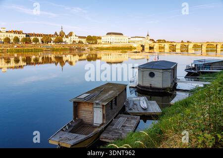 Stadtblick auf Saumur im Morgenlicht mit Rathaus, Le Dome Theater und Pont Cessart Brücke sowie Booten am Ufer der Loire, Loir Stockfoto
