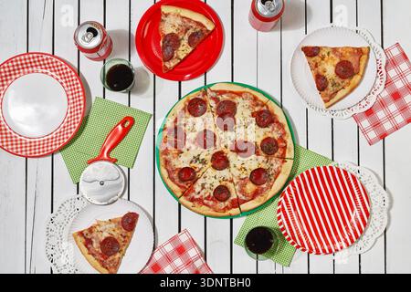 Pizza mit scharfer Salami Stockfoto