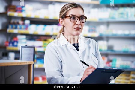 Chemiker, Frau und Schriftstellerin in der Apotheke mit Klemmbrett, Qualitätssicherung und Kontrolle für die Medizin. Weibliche Person, Apotheker und Checkliste in Stockfoto