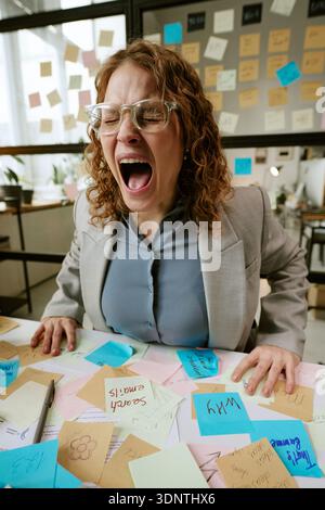 Junge Frau Schreiend Während Arbeitsbedingter Belastung Stockfoto