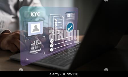 Man tippt auf Laptop KYC Identitätsprüfung mit biometrischem Fingerabdruck, ID-Profil und Dokument-Checkliste, sicher für Banking OTP-Eingabe, Fintech A Stockfoto