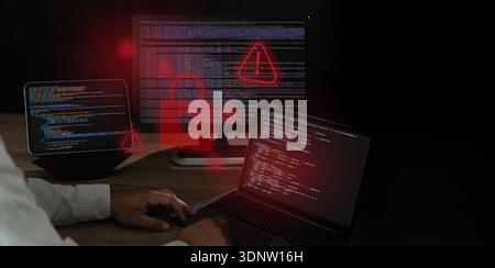 Warnsymbole für Spyware- und Cyber-Angriffe über Code auf dem Laptop, die Malware-Bedrohungen, das Risiko von Datenverletzungen, Spyware-Erkennung, Malware darstellen Stockfoto