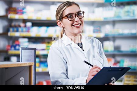 Porträt, Frau und Apotheker mit Klemmbrett in der Apotheke für Inventar, Medikamentenbestand und Notizen. Lächeln, Person und Schreiben für medizinische Checkliste Stockfoto