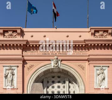 Architektonische Details des Ägyptischen Museums, auch bekannt als Museum der ägyptischen Antiken, befindet sich auf dem Tahrir-Platz in Kairo, Ägypten. Die Abbildung zeigt Stockfoto