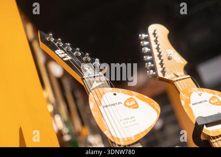 Krakau, Polen – 30. November 2025: Nahaufnahme zweier Gitarrenkopfen mit detaillierten Stimmknöpfen, straffen Saiten und Verkaufstaffeln, perf Stockfoto