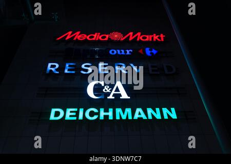 Krakau, Polen - 30. November 2025: Media Markt, reserviert, C&A, Deichmann Firmennamen glänzen auf einer zeitgenössischen Ladenfassade und veranschaulichen A Stockfoto
