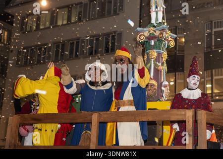 Luzern, 27. Februar 2025: Der Luzerner Karneval beginnt am Faschstag mit einer Konfetti-Dusche auf dem Kapellplatz in Luzern. Bruder Fritschi, die Sym Stockfoto