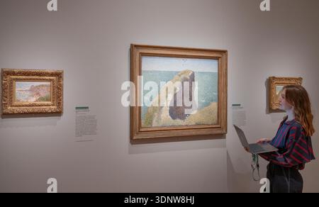 Die Courtauld Gallery, London, Großbritannien. Februar 2026. Seurat and the Sea (13. Februar bis 17. Mai) ist die erste Ausstellung, die den Meereslandschaften des Pointillisten Georges Seurat gewidmet ist. Durch das wiederkehrende Motiv des Meeres, das zum ersten Mal eine große Gruppe von 26 Gemälden, Ölskizzen und Zeichnungen vereint, die auf fünf Sommerreisen an die Nordküste Frankreichs zwischen 1885 und 1890 entstanden sind. Zu den Höhepunkten gehören: (Zentrum) Georges Seurat (1859-1891), Le Bec du hoc, Grandcamp, 1885. Tate, London. Quelle: Malcolm Park/Alamy Live News Stockfoto