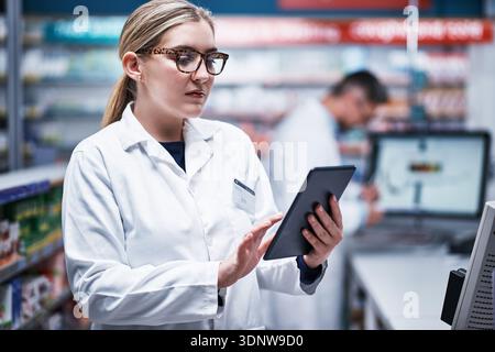 Apotheker, Frau und Forschung in Drogeriemarkt mit Tablet, medizinischem Service und E-Mail für Telehealth. Weibliche Person, Chemikerin und Technikerin in der Apotheke mit Stockfoto