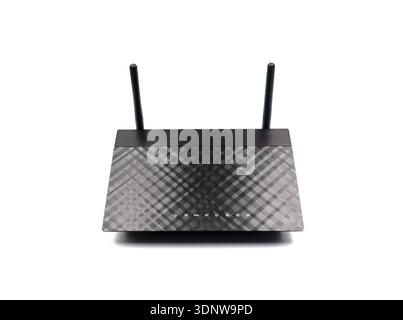 Moderner WLAN-Router in Schwarz mit zwei Antennen auf weißem Hintergrund. Vorderansicht. Konzept der Heimnetzwerke, Internettechnologie Stockfoto