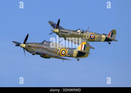 Eine klassische Formation aus einem RN Hawker Hurricane/Sea Hurricane und einem RAF VS Spitfire, beide Kampfflugzeuge aus dem 2. Weltkrieg Stockfoto