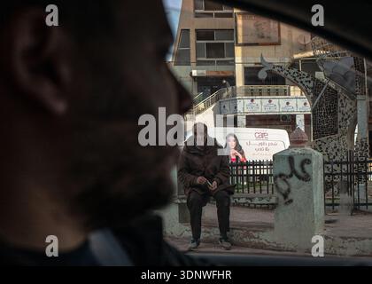 Saint Ouen, Paris, Frankreich. Februar 2026. Ein alter Mann wartet im Zentrum von Maghnia (Credit Image: © Sadak Souici/ZUMA Press Wire) NUR REDAKTIONELLE VERWENDUNG! Nicht für kommerzielle ZWECKE! Stockfoto