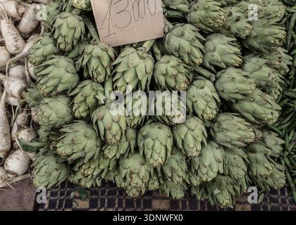 Saint Ouen, Paris, Frankreich. Februar 2026. Artischocken aus der Region Maghnia werden auf dem Markt in der Innenstadt verkauft. (Kreditbild: © Sadak Souici/ZUMA Press Wire) NUR REDAKTIONELLE VERWENDUNG! Nicht für kommerzielle ZWECKE! Stockfoto