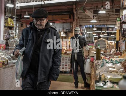 Saint Ouen, Paris, Frankreich. Februar 2026. Ein Einheimischer kauft auf dem Gewürzmarkt in Maghnia ein. (Kreditbild: © Sadak Souici/ZUMA Press Wire) NUR REDAKTIONELLE VERWENDUNG! Nicht für kommerzielle ZWECKE! Stockfoto