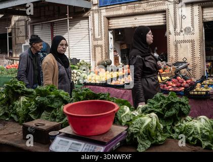 Saint Ouen, Paris, Frankreich. Februar 2026. Die Einwohner Maghniens kaufen Gemüse vor dem Ramadan. (Kreditbild: © Sadak Souici/ZUMA Press Wire) NUR REDAKTIONELLE VERWENDUNG! Nicht für kommerzielle ZWECKE! Stockfoto