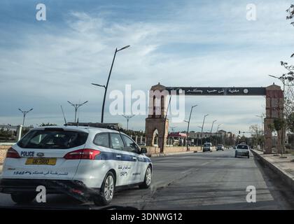 Saint Ouen, Paris, Frankreich. Februar 2026. Die algerische Polizei patrouilliert die Straße am Eingang nach Maghnia. (Kreditbild: © Sadak Souici/ZUMA Press Wire) NUR REDAKTIONELLE VERWENDUNG! Nicht für kommerzielle ZWECKE! Stockfoto
