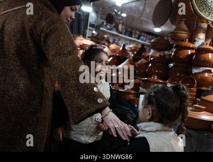 Saint Ouen, Paris, Frankreich. Februar 2026. Ein Familieneinkauf auf dem Gewürzmarkt in Maghnia (Credit Image: © Sadak Souici/ZUMA Press Wire) NUR REDAKTIONELLE VERWENDUNG! Nicht für kommerzielle ZWECKE! Stockfoto