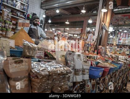 Saint Ouen, Paris, Frankreich. Februar 2026. Ein Gewürzverkäufer auf dem Gewürzmarkt Maghnia (Kreditbild: © Sadak Souici/ZUMA Press Wire) NUR REDAKTIONELLE VERWENDUNG! Nicht für kommerzielle ZWECKE! Stockfoto
