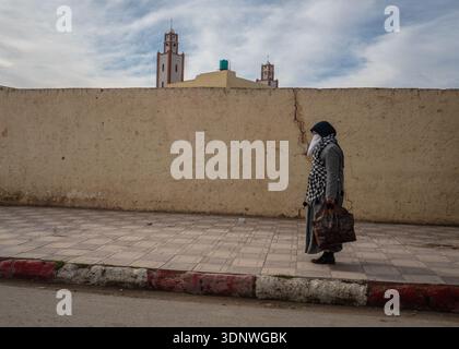 Saint Ouen, Paris, Frankreich. Februar 2026. Eine Frau kehrt vom Shopping in der Innenstadt von Maghnia zurück. (Kreditbild: © Sadak Souici/ZUMA Press Wire) NUR REDAKTIONELLE VERWENDUNG! Nicht für kommerzielle ZWECKE! Stockfoto