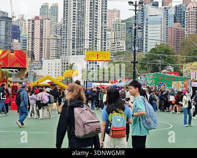 Februar 2026: Hongkong, China: Eine lebendige, chaotische Szene der Mondneujahrsfeiern in Hongkong, voller kultureller Energie und festlicher Farben Stockfoto