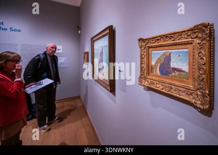 London, Großbritannien. Februar 2026. Studie für Le Bec du hoc, Grandcamp, 1885 von der Tate, London (gekauft 1952) mit der Arbeit im Hintergrund - The Griffin Catalyst Exhibition: Seurat and the Sea at the Courtauld. Es ist die erste Ausstellung, die den Meereslandschaften des neo-impressionistischen Malers Georges Seurat gewidmet ist. Es vereint 25 Gemälde, Ölskizzen und Zeichnungen, die Seurat während der fünf Sommer, die er an der Nordküste Frankreichs zwischen 1885 und 1890 verbrachte, schuf. Arbeiten in Hafenstädten am Ärmelkanal. Die Eröffnung erfolgt am 13. Februar 2026. Guy Bell/Alamy Live News Stockfoto