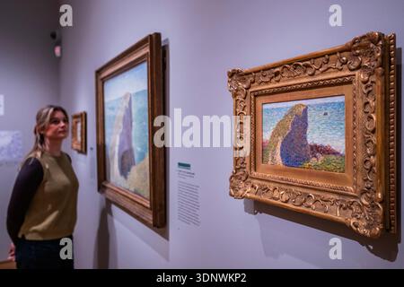 London, Großbritannien. Februar 2026. Studie für Le Bec du hoc, Grandcamp, 1885 von der Tate, London (gekauft 1952) mit der Arbeit im Hintergrund - The Griffin Catalyst Exhibition: Seurat and the Sea at the Courtauld. Es ist die erste Ausstellung, die den Meereslandschaften des neo-impressionistischen Malers Georges Seurat gewidmet ist. Es vereint 25 Gemälde, Ölskizzen und Zeichnungen, die Seurat während der fünf Sommer, die er an der Nordküste Frankreichs zwischen 1885 und 1890 verbrachte, schuf. Arbeiten in Hafenstädten am Ärmelkanal. Die Eröffnung erfolgt am 13. Februar 2026. Guy Bell/Alamy Live News Stockfoto