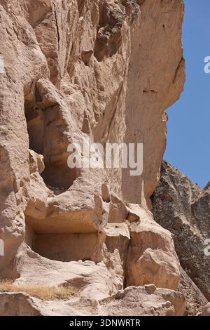 Häuser in den Felsen gehauen. Ilhara-Tal. Kappadokien, Türkei. Vertikal Stockfoto