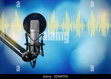 Podcast-Einrichtung mit Mikrofon und Tonwellenanzeige für Audioaufnahmen Stockfoto