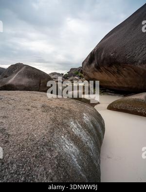 Große Granitblöcke und weißer Sand bilden eine dramatische Küstenlandschaft auf den Similan Inseln Thailands. Stockfoto