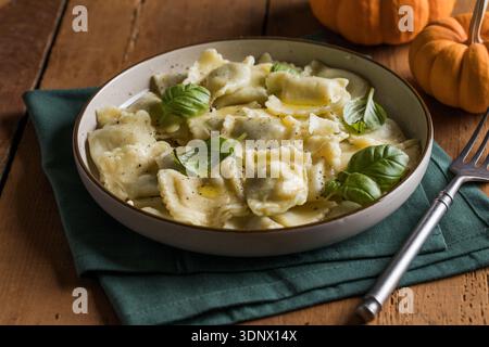 italienische Ravioli Füllung mit Ricotta und Kürbis Nahaufnahme Stockfoto