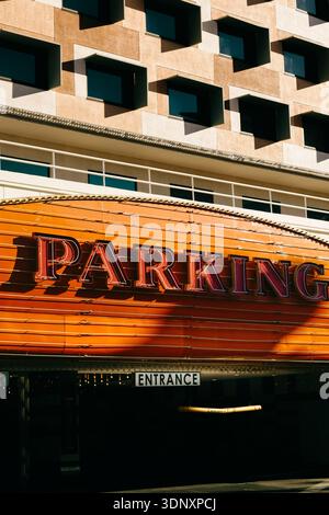 Ein markantes Parkschild markiert den Eingang zu einem Casino Motel in Las Vegas. Das auffällige Design der Schilder spiegelt die lebendige Energie der berühmten Straße Stockfoto