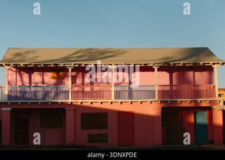 Ein bezauberndes, rosafarbenes Motel am Stadtrand von Las Vegas mit einem zweistöckigen Gebäude mit Holzbalkon. Der Retro-Stil weckt Nostalgie und Stockfoto