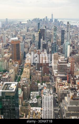 Blick aus der Vogelperspektive auf Manhattan, New York City, mit der berühmten Skyline mit hoch aufragenden Wolkenkratzern und belebten Straßen, die das Wesen des städtischen Lebens einfangen Stockfoto
